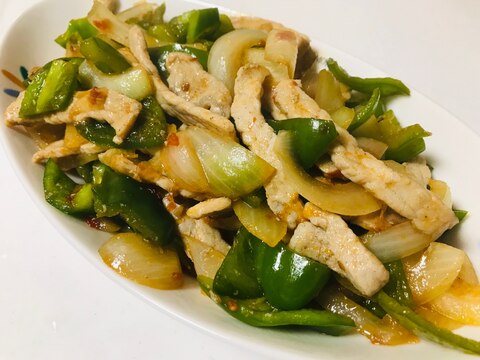 簡単!豚ロース肉とピーマンのピリ辛炒め♫